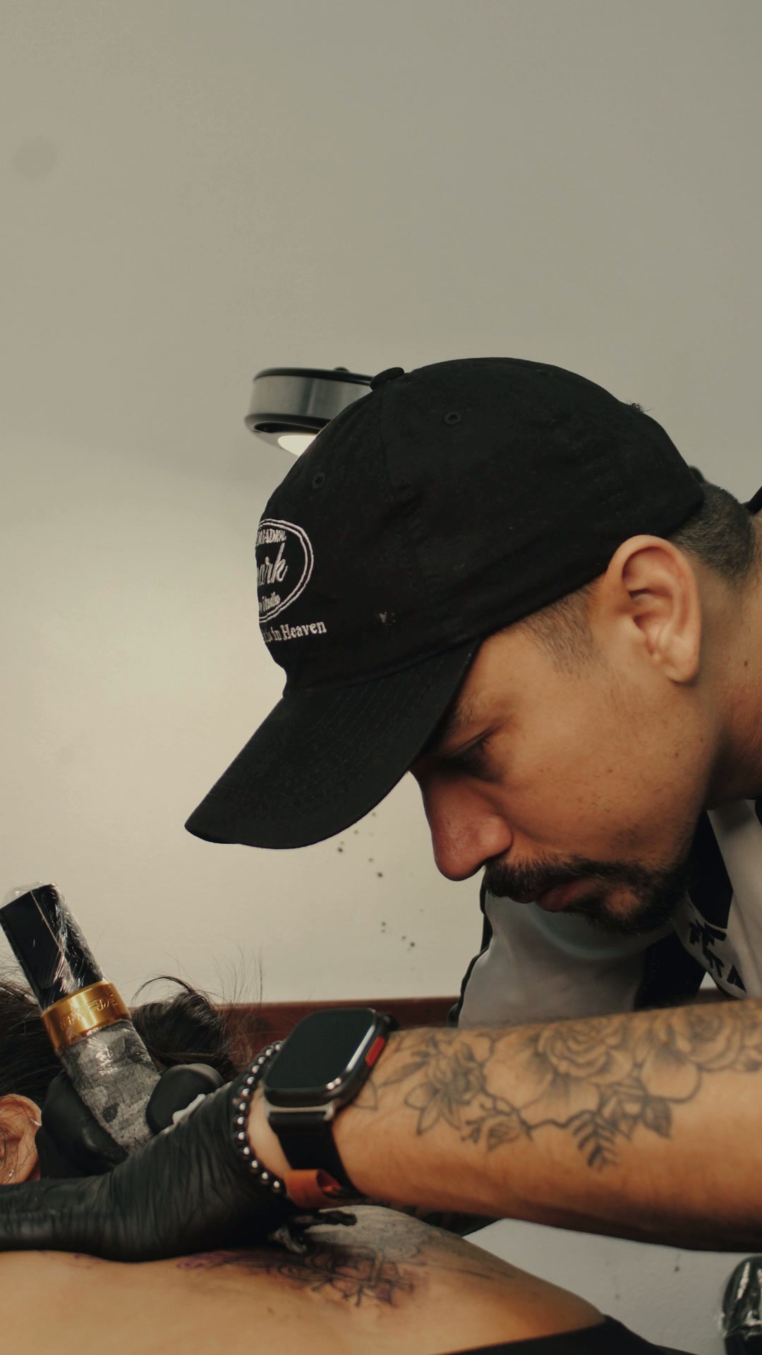 Retrato do tatuador Diego Bennazy