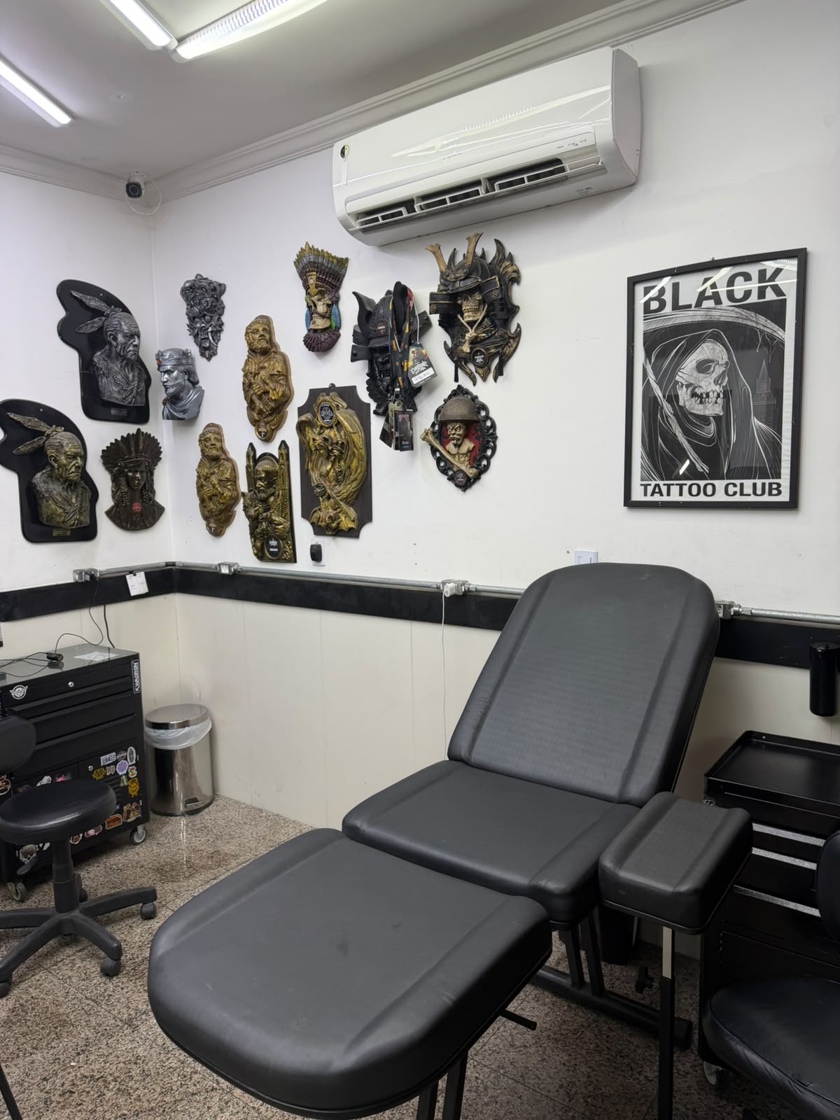 Sala de atendimento com painel de esculturas